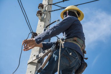 Elektrikçi elektrik kutup mavi gökyüzü ile çalışma