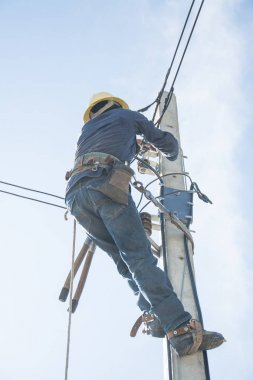 Elektrikçi elektrik kutup mavi gökyüzü ile çalışma