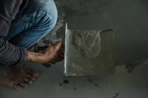 Empleador de hormigón yesero en la pared de la construcción de la casa — Foto de Stock