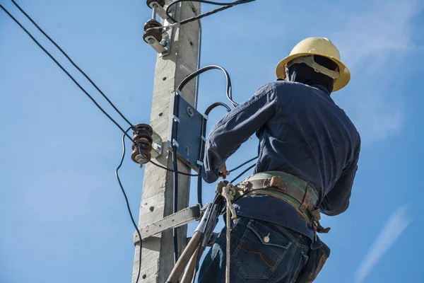 Elektrikçi elektrik kutup mavi gökyüzü ile çalışma