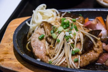 domuz mantar ve sosis sıcak tava üzerinde ateş.