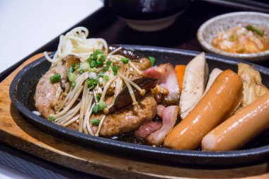 domuz mantar ve sosis sıcak tava üzerinde ateş.