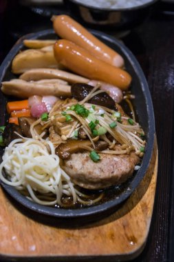 domuz mantar ve sosis sıcak tava üzerinde ateş.