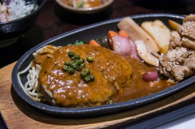 domuz mantar ve sosis sıcak tava üzerinde ateş.