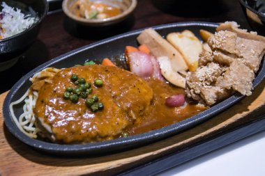 domuz mantar ve sosis sıcak tava üzerinde ateş.