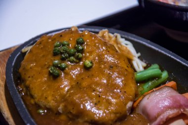 domuz mantar ve sosis sıcak tava üzerinde ateş.