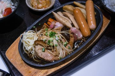 domuz mantar ve sosis sıcak tava üzerinde ateş.