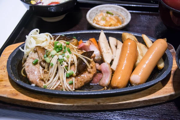 domuz mantar ve sosis sıcak tava üzerinde ateş.