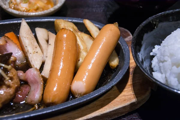 sosis k ile mantar sıcak tava üzerinde ateş.