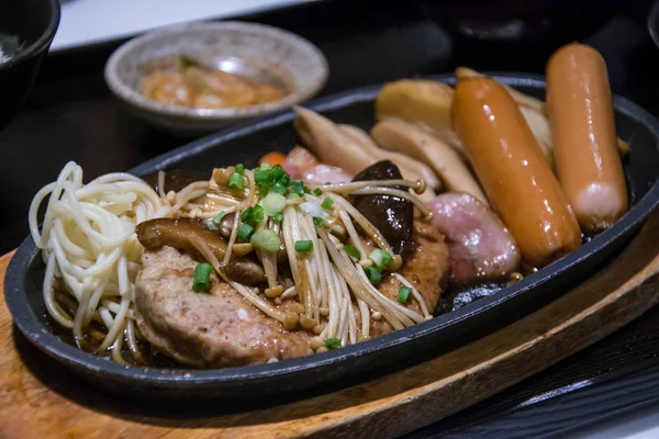 domuz mantar ve sosis sıcak tava üzerinde ateş.