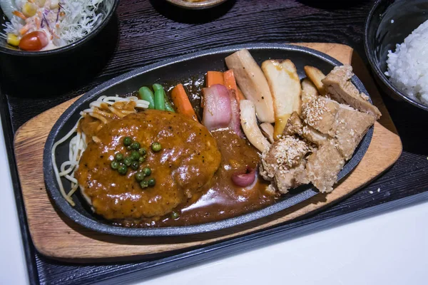 domuz mantar ve sosis sıcak tava üzerinde ateş.