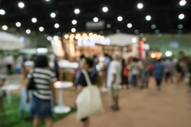 Sergide yürüyen soyut insanlar bulanık arkaplan