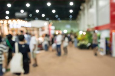 Sergide yürüyen soyut insanlar bulanık arkaplan