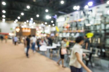 Sergide yürüyen soyut insanlar bulanık arkaplan