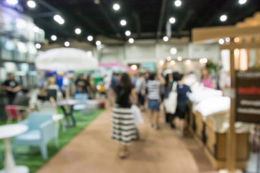 Sergide yürüyen soyut insanlar bulanık arkaplan