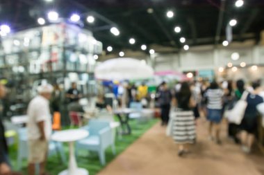 Sergide yürüyen soyut insanlar bulanık arkaplan