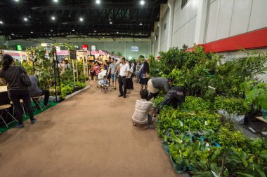 Bangkok-22 Temmuz 2017: insanlar Baanlaesuan orta adil yürüyüş