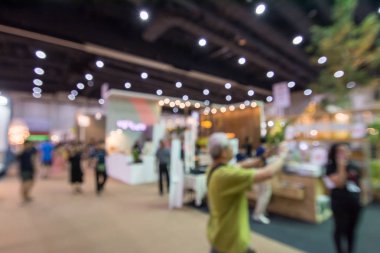 Sergide yürüyen soyut insanlar bulanık arkaplan