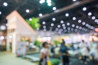 Sergide yürüyen soyut insanlar bulanık arkaplan