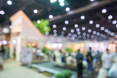 Sergide yürüyen soyut insanlar bulanık arkaplan