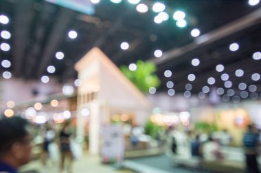 Sergide yürüyen soyut insanlar bulanık arkaplan