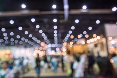 Sergide yürüyen soyut insanlar bulanık arkaplan