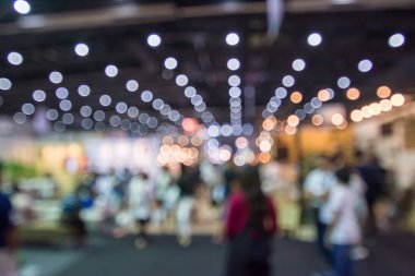 Sergide yürüyen soyut insanlar bulanık arkaplan