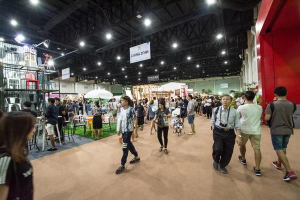 Bangkok-22 Temmuz 2017: insanlar Baanlaesuan orta adil yürüyüş