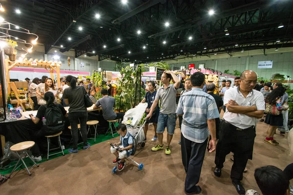 Bangkok-22 Temmuz 2017: insanlar Baanlaesuan orta adil yürüyüş