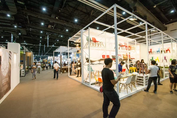 Bangkok-22 Temmuz 2017: insanlar Baanlaesuan orta adil yürüyüş