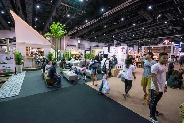 Bangkok-22 Temmuz 2017: insanlar Baanlaesuan orta adil yürüyüş