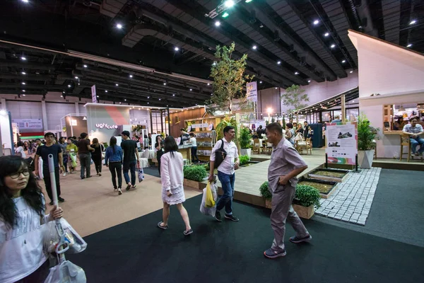 Bangkok-22 Temmuz 2017: insanlar Baanlaesuan orta adil yürüyüş