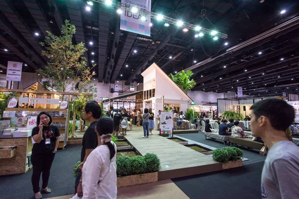 Bangkok-22 Temmuz 2017: insanlar Baanlaesuan orta adil yürüyüş