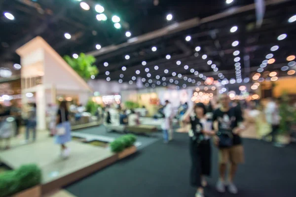 Sergide yürüyen soyut insanlar bulanık arkaplan