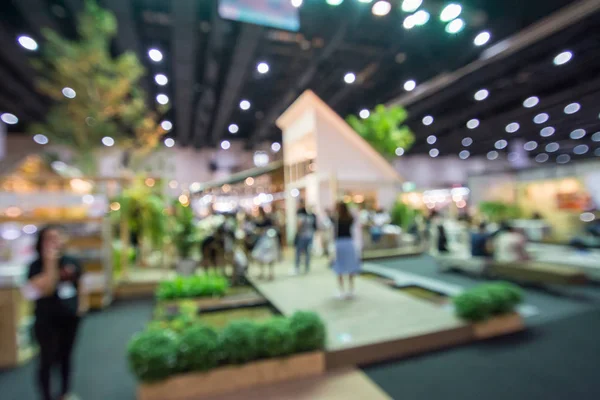 Sergide yürüyen soyut insanlar bulanık arkaplan