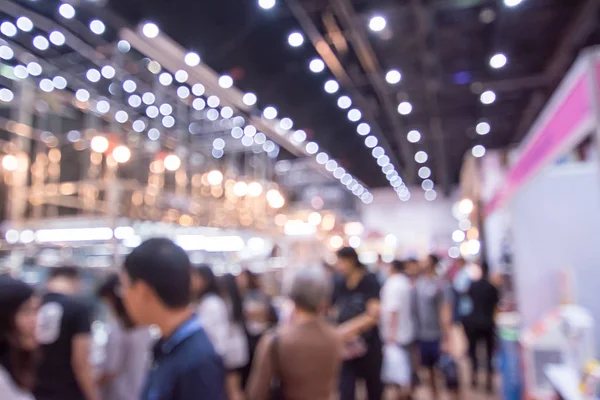 Sergide yürüyen soyut insanlar bulanık arkaplan