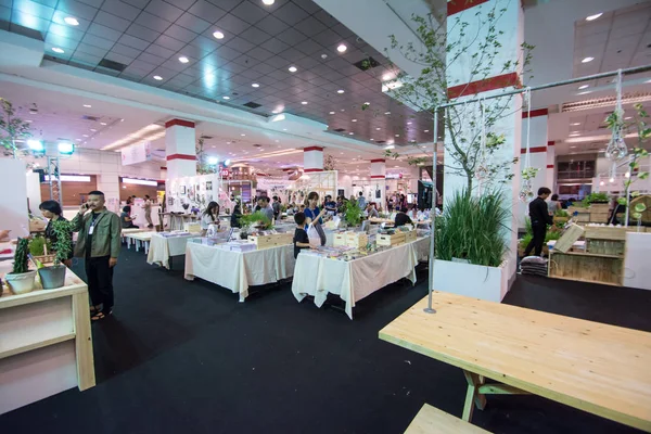 Bangkok-22 Temmuz 2017: insanlar Baanlaesuan orta adil yürüyüş