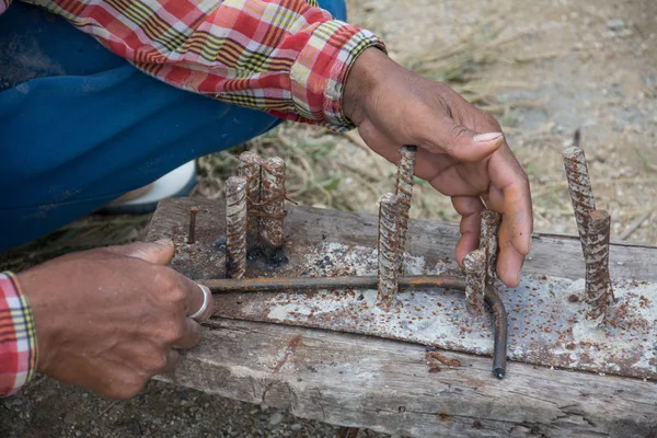 Acero de flexión del trabajador para la estructura de hormigón armado . —  Fotos de Stock