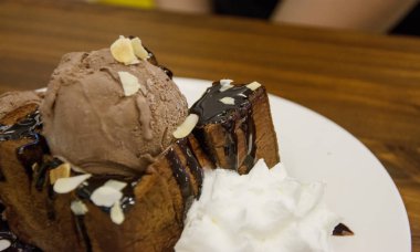 Çikolatalı tost. Ekmek tost tereyağı sürdüm. Çikolata, ba ile tepesinde