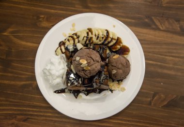 Çikolatalı tost. Ekmek tost tereyağı sürdüm. Çikolata, ba ile tepesinde