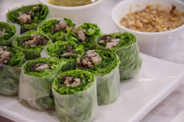 Rolo de mola vietnamita com vegetais e carne de porco — Fotografia de Stock