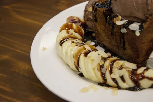 Çikolatalı tost. Ekmek tost tereyağı sürdüm. Çikolata, ba ile tepesinde