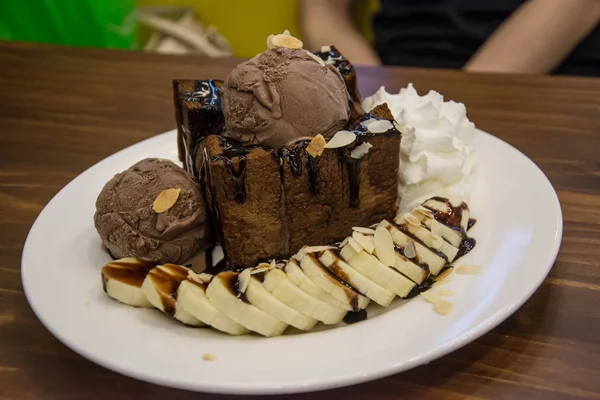Çikolatalı tost. Ekmek tost tereyağı sürdüm. Çikolata, ba ile tepesinde