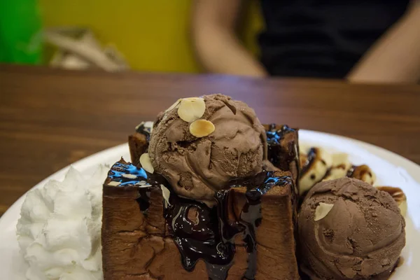 Torrada de chocolate. Torradas com manteiga de pão. Coberto com chocolate, ba — Fotografia de Stock