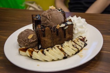 Çikolatalı tost. Ekmek tost tereyağı sürdüm. Çikolata, ba ile tepesinde