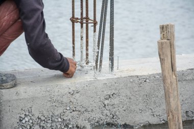 İnşaat işçileri çelik kravat