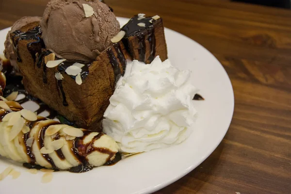 Çikolatalı tost. Ekmek tost tereyağı sürdüm. Çikolata, ba ile tepesinde