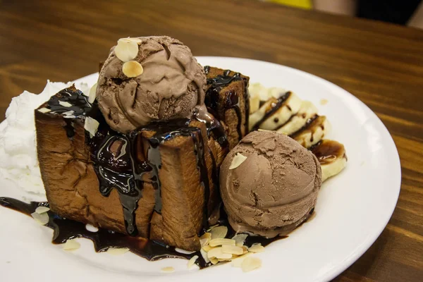 Çikolatalı tost. Ekmek tost tereyağı sürdüm. Çikolata, ba ile tepesinde