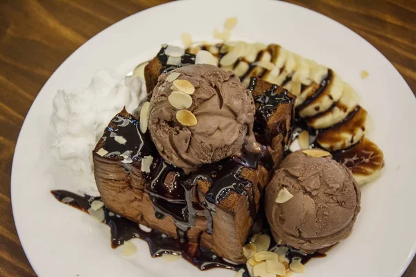 Toast al cioccolato. Toast al burro di pane. condito con cioccolato, ba — Foto Stock