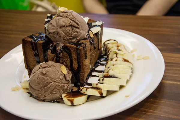 Du pain grillé au chocolat. Du pain grillé au beurre. Garni de chocolat, ba — Photo